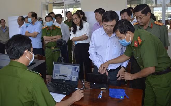 Ông Phan Văn Thắng - Phó Bí thư Thường trực Tỉnh ủy, Chủ tịch HĐND tỉnh và đại diện quần chúng nhân dân được thu nhận hồ sơ trong đợt đầu tiên.