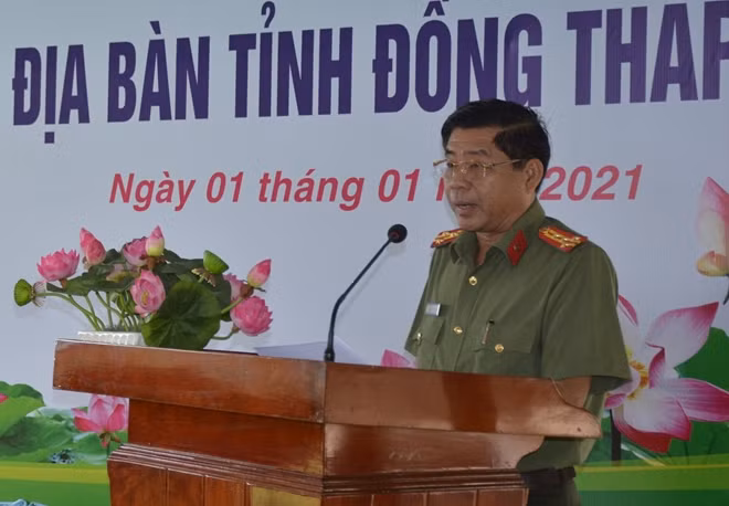 Đại tá Nguyễn Văn Hiểu, Giám đốc Công an tỉnh Đồng Tháp, phát động tại lễ ra quân.