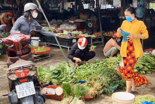 Trong ngày đầu thực hiện giãn cách xã hội, người dân đều chấp hành nghiêm các quy định chống dịch.