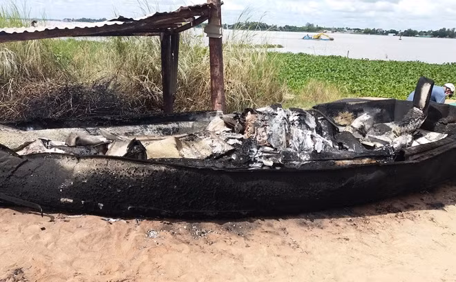 Chiếc phà bị thiêu rụi.