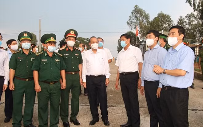 Đồng chí Trương Hòa Bình cùng Đoàn công tác của Chính phủ kiểm tra tại cửa khẩu Quốc tế Dinh Bà.