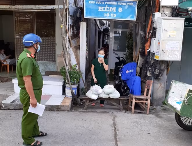 Cảnh sát khu vực lên danh sách các hộ dân, sau đó vận chuyển đến từng khu vực để trao tặng cho người dân.