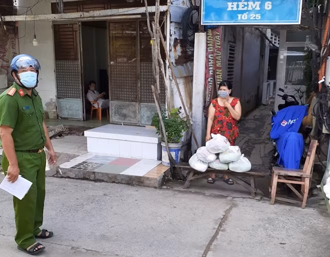 Phường Hưng Phú (quận Cái Răng), nơi có nhiều khu vực bị phong toả do có liên quan đến các đến ca dương tính. Những ngày qua, lực lượng Công an đã tích cực phối hợp với các nhà hảo tâm, nhận và và trao tận tay những phần quà đến tận tay người dân, nhất là hộ nghèo, cận nghèo và khó hoàn cảnh khó khăn.