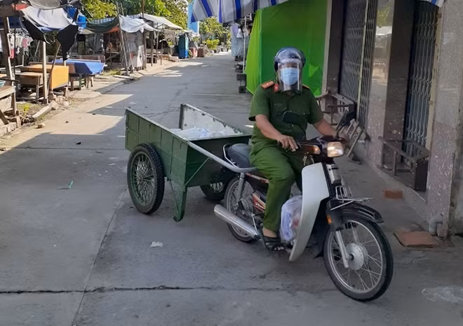Tuy nhiên hiện nay, các khu vực phong tỏa được kiểm soát rất nghiêm ngặt và không cho người lạ ra vào. Các nhà hảo tâm đã kết nối và thông qua lực lượng Công an phường, Cảnh sát khu vực, bố trí lực lượng trao tận nhà các phần quà cho người dân trong khu vực phong tỏa.