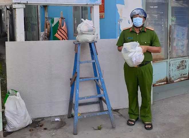 Ngoài công tác đảm bảo an ninh trật tự, lực lượng Công an cơ sở đã tích cực chăm lo, đảm bảo công tác an sinh xã hội cho người dân trong các khu vực phong tỏa.