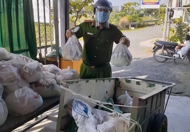 Chị Huỳnh Thị Thanh Dung, nhà hảo tâm ngụ quận Ninh Kiều cho biết rất nhiều người đã chung sức, hỗ trợ nhiều phần quà gồm các nhu yếu phẩm, gửi tặng cho người dân có hoàn cảnh khó khăn, đặc biệt những người trong khu vực phong tỏa tại quận Ninh Kiều và quận Cái Răng.