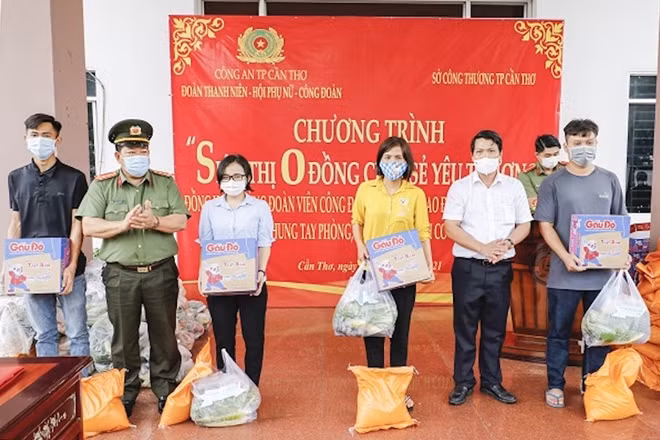 Đại diện lãnh đạo Công an TP Cần Thơ và Sở Công thương, trao quà cho đoàn viên công đoàn Công an thành phố.