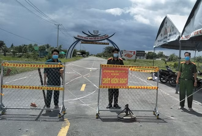 Chốt kiểm soát cửa ngỏ vào huyện Gò Công Đông.