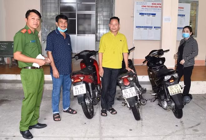 Người dân vui mừng khi nhận lại xe máy.