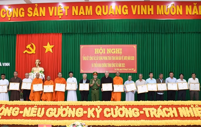 Đại tá Lê Văn Tư, Phó giám đốc Công an tỉnh trao khen cho các tập thể, cá nhân.