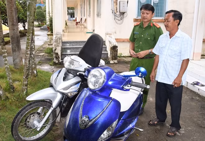 Công an huyện Trà Cú trao trả xe máy cho người dân.