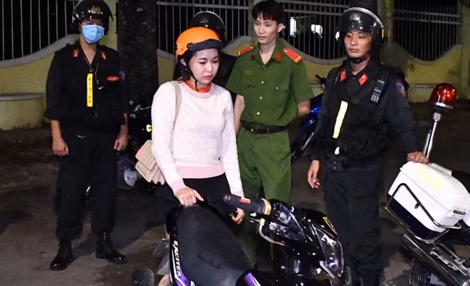 Cô gái trẻ bị bắt giữ khi tàng trữ ma túy.