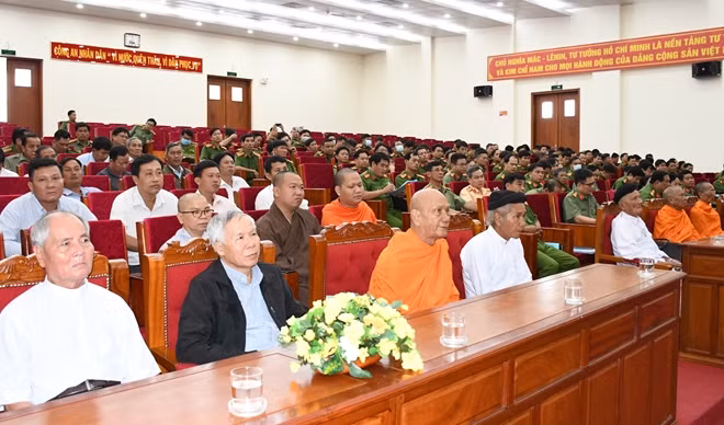 Các đại biểu dự hội nghị.