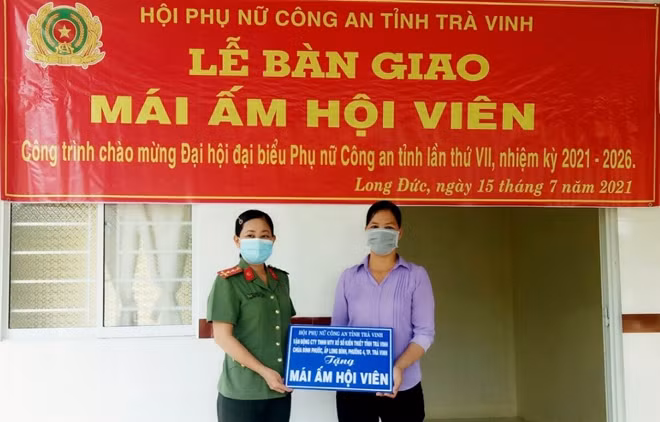 Hội phụ nữ Công an tỉnh bàn giao nhà cho hội viên Nguyễn Thị Trúc Linh.