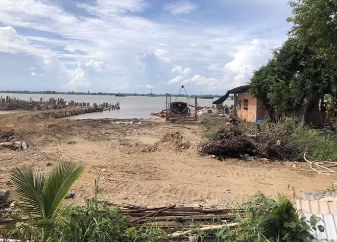 Sau hơn 10 năm dự án nuôi trồng thủy sản mới triển khai và bị phát hiện khai thác trái phép bùn đất, cát sông Cổ Chiên.