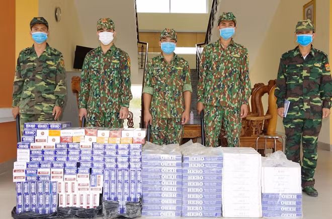 Lực lượng Biên phòng tạm giữ số hàng lậu được phát hiện.