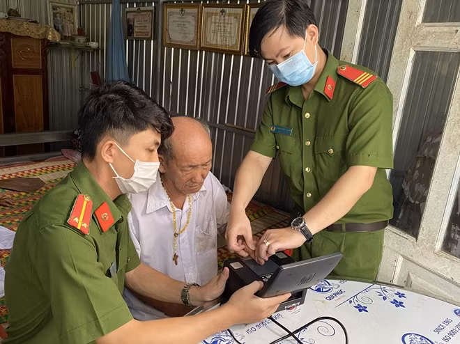 Cán bộ chiến sĩ tiến hành lăn tay cho ông Hớn.