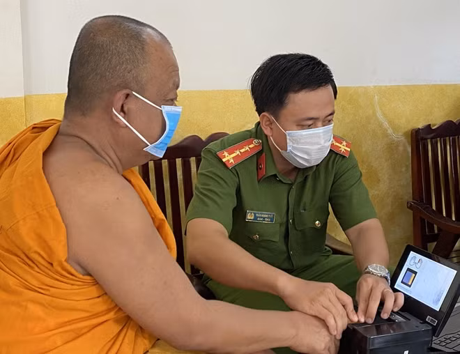 Cán bộ chiến sĩ làm thủ tục lăn tay, thu nhận hồ sơ cấp CCCD cho chức sắc tôn giáo.
