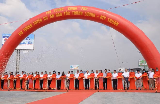 Thủ tướng Chính phủ cùng các đại biểu cắt băng thông tuyến.