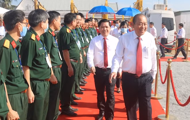 Phó Thủ tướng Thường trực Trương Hòa Bình, Bộ trưởng Bộ Giao thông Vận tải Nguyễn Văn Thể, dự lễ khởi công.