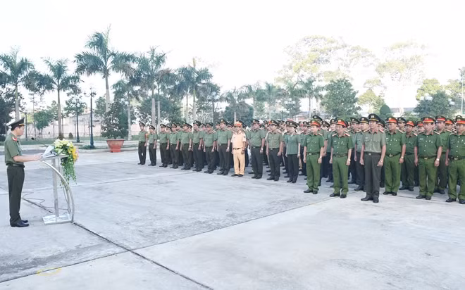 Giám đốc Công an tỉnh đọc thư chúc mừng năm mới 2021 của Bộ trưởng Bộ Công an.