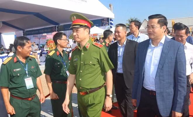 Thiếu tướng Nguyễn Duy Ngọc, Thứ trưởng Bộ Công an cùng đại diện lãnh đạo các bộ, ban ngành đến dự lễ khởi công.