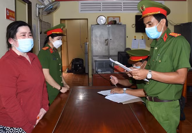 Cơ quan điều tra tống đạt quyết định khởi tố bị can đối với Nguyễn Thị Mỹ Cơ.