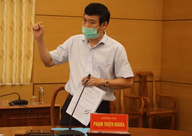 Ông Phạm Thiện Nghĩa, Chủ tịch UBND tỉnh Đồng Tháp, chỉ đạo tại cuộc họp.