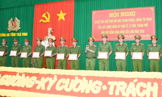 Đại tá Phan Thanh Quân, Phó Giám đốc Công an tỉnh Trà Vinh trao khen cho các tập thể, cá nhân.