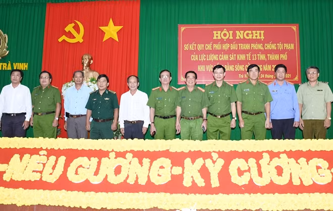 Đại diện lãnh đạo Cục Cảnh sát kinh tế (Bộ Công an), Công an các tỉnh, thành và các sở, ngành tỉnh chụp ảnh lưu niệm.
