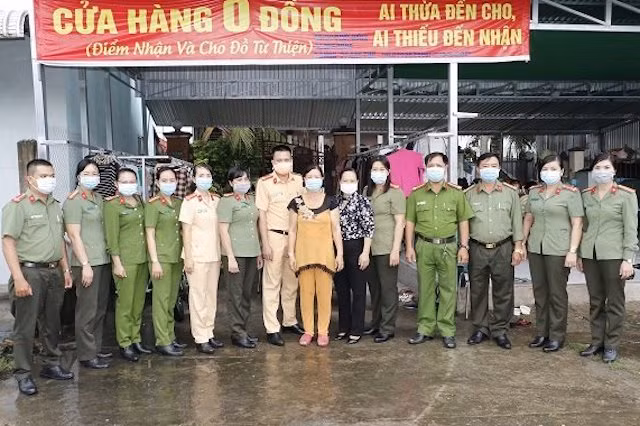 Công an TP Cần Thơ trao quà Cửa hàng 0 đồng tại quận Ô Môn.