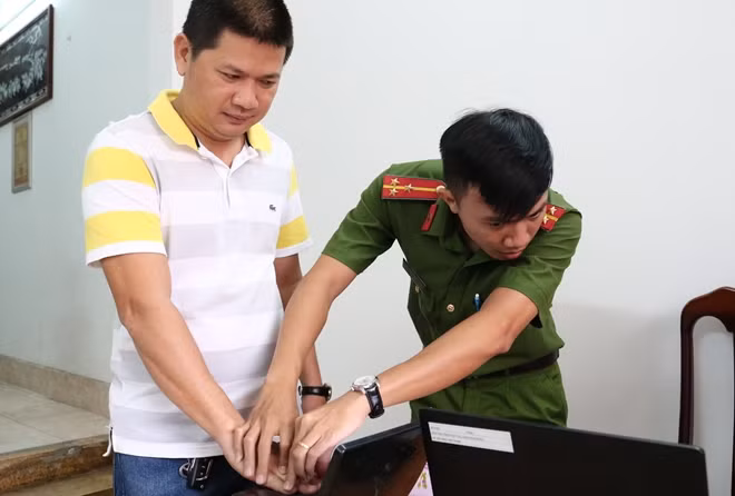 Cán bộ Công an quận Ninh Kiều tận tình, hướng dẫn công dân thực hiện các thao tác thu thập thông tin.