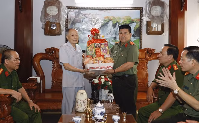 Đại tá Lương Văn Bền, Phó Giám đốc Công an TP tặng quà cho Trung tướng Nguyễn Xuân Xinh.
