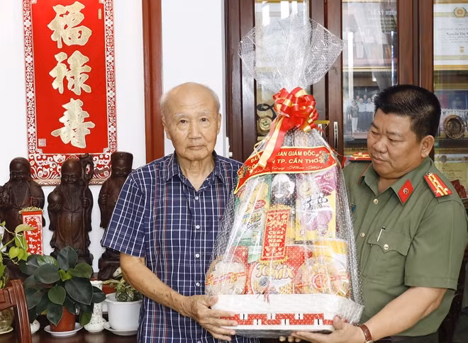 Đại tá Lương Văn Bền tặng quà cho Đại tá Lê Hùng Trúc, nguyên Giám đốc Công an tỉnh Cần Thơ (cũ).