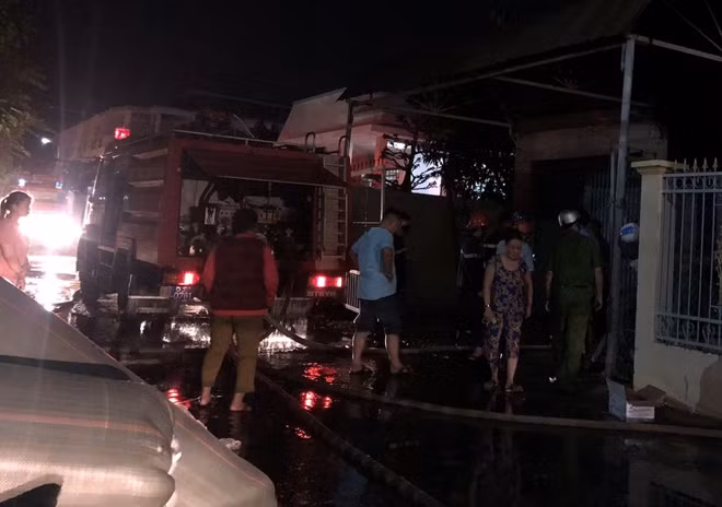 Nhà kho xảy ra cháy nằm trong khu dân cư.