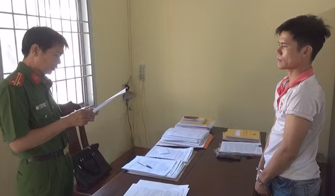 Cán bộ điều tra tống đạt quyết định khởi tố bị can.