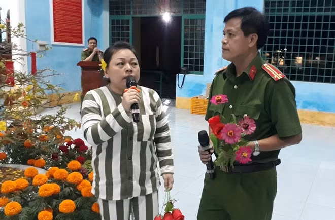 Cán bộ trại giam cùng phạm nhân giao lưu văn nghệ.