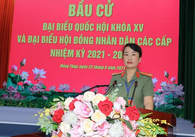 Tại Đồng Tháp, sau lễ khai mạc bầu cử tại điểm bỏ phiếu số 6, Phường 1, TP Cao Lãnh, Ban Giám đốc Công an tỉnh Đồng Tháp đã bỏ những lá phiếu đầu tiên.