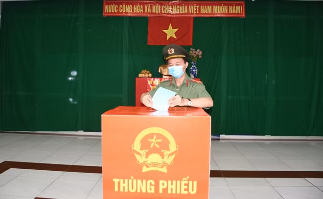 Đại tá Vũ Hoài Bắc, Giám đốc Công an tỉnh bỏ phiếu đầu tiên.