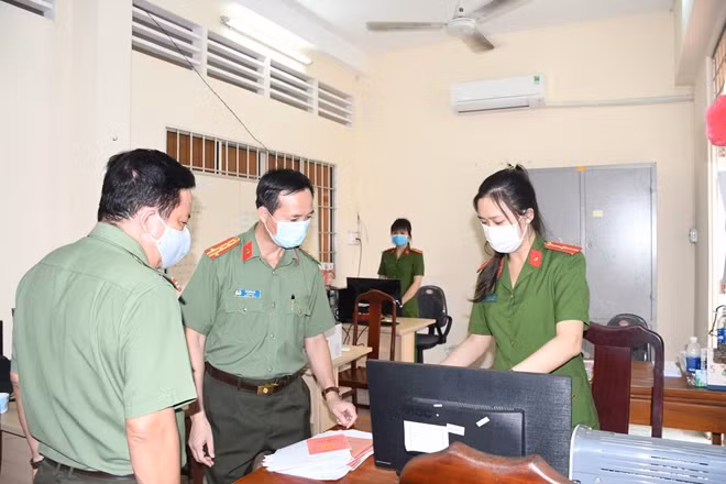 Đại tá Vũ Hoài Bắc, Giám đốc Công an tỉnh cùng lãnh đạo một số đơn vị đã đến kiểm tra Công an một số huyện, thị xã về công tác bảo đảm an ninh, trật tự tại các điểm bầu cử.