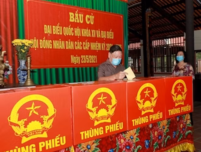 Đồng chí Trần Văn Rón, Phó Chủ nhiệm Thường trực Ủy ban Kiểm tra Trung ương, khu vực bỏ phiếu số 1 thuộc ấp Tân An, xã Tân Hạnh, huyện Long Hồ. Ảnh: Báo Vĩnh Long.