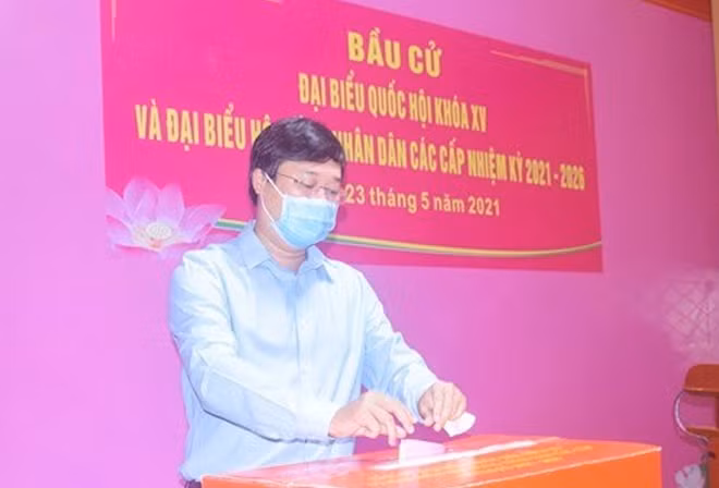 Bí thư Tỉnh ủy Đồng Tháp Lê Quốc Phong là cử tri đầu tiên bỏ phiếu bầu cử tại khu vực bỏ phiếu số 4.