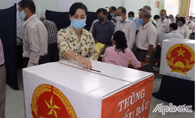 Đồng chí Châu Thị Mỹ Phương, Trưởng Ban Tuyên giáo Tỉnh ủy Tiền Giang đã bỏ phiếu tại ấp 1, xã Đạo Thạnh, TP Mỹ Tho. Ảnh: Báo Ấp Bắc.