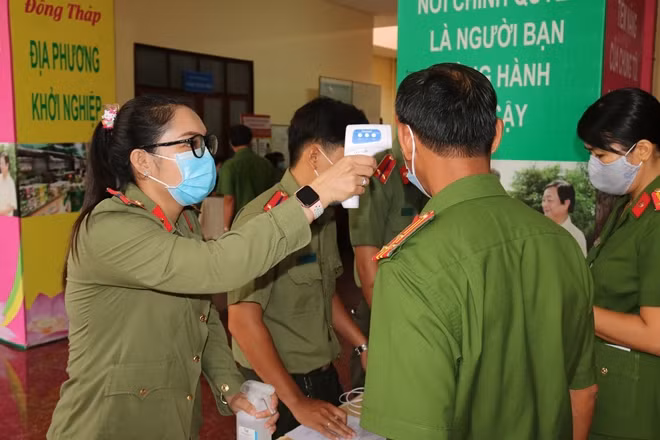 Trong suốt quá trình diễn ra cuộc bầu cử, Tổ bầu cử và cử tri đã thực hiện tốt các nguyên tắc phòng chống dịch bệnh COVID-19.