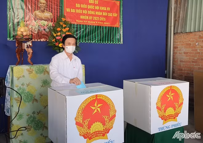 Đồng chí Nguyễn Văn Danh, Bí thư Tỉnh ủy - Chủ tịch HĐND tỉnh Tiền Giang đã bỏ phiếu tại Tổ bầu cử ấp Cá, thị trấn Tân Hiệp, huyện Châu Thành. Ảnh: Báo Ấp Bắc.