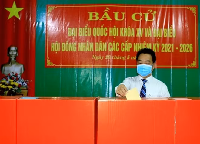 Đồng chí Lữ Quang Ngời, Chủ tịch UBND tỉnh Vĩnh Long đã dự lễ khai mạc và bỏ lá phiếu đầu tiên tại khóm 4, Phường 9, TP Vĩnh Long. Báo Vĩnh Long.