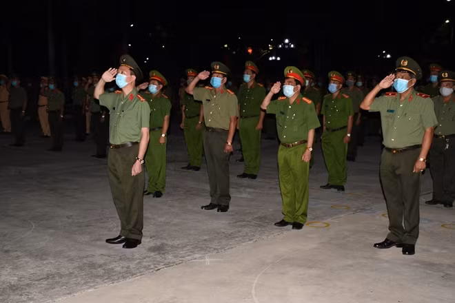 Công an Trà Vinh chào cờ Tổ quốc.