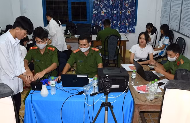 Công an Trà Vinh thành lập 20 Tổ lưu động, cấp CCCD cho người dân. Ảnh: Hồ Giang.