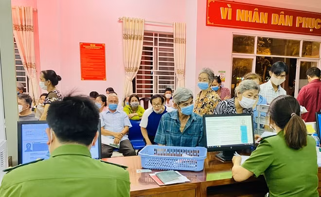 Công an TP Cần Thơ tăng ca làm đêm, đảm bảo tiến độ cấp CCCD.