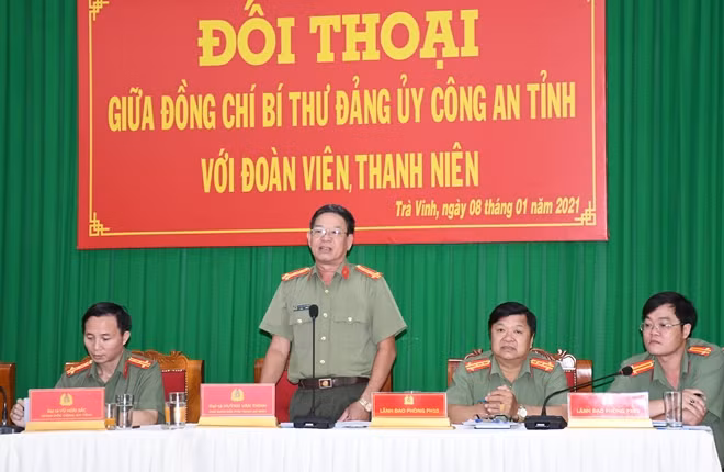 Đại tá Huỳnh Văn Thình, Phó giám đốc chia sẻ với các đoàn viên, thanh niên.